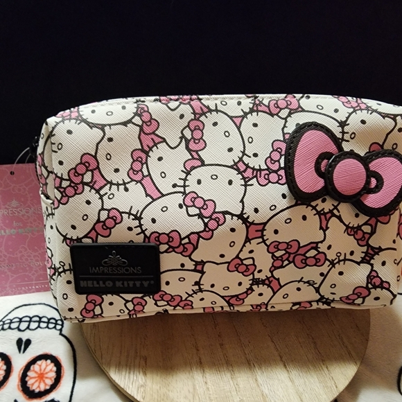 NWT Adorable Hello Kitty Cosmetic Bag. - Picture 2 of 4